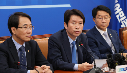 이인영 더불어민주당 원내대표가 13일 국회에서 열린 정책조정회의에서 발언하고 있다. 연합뉴스